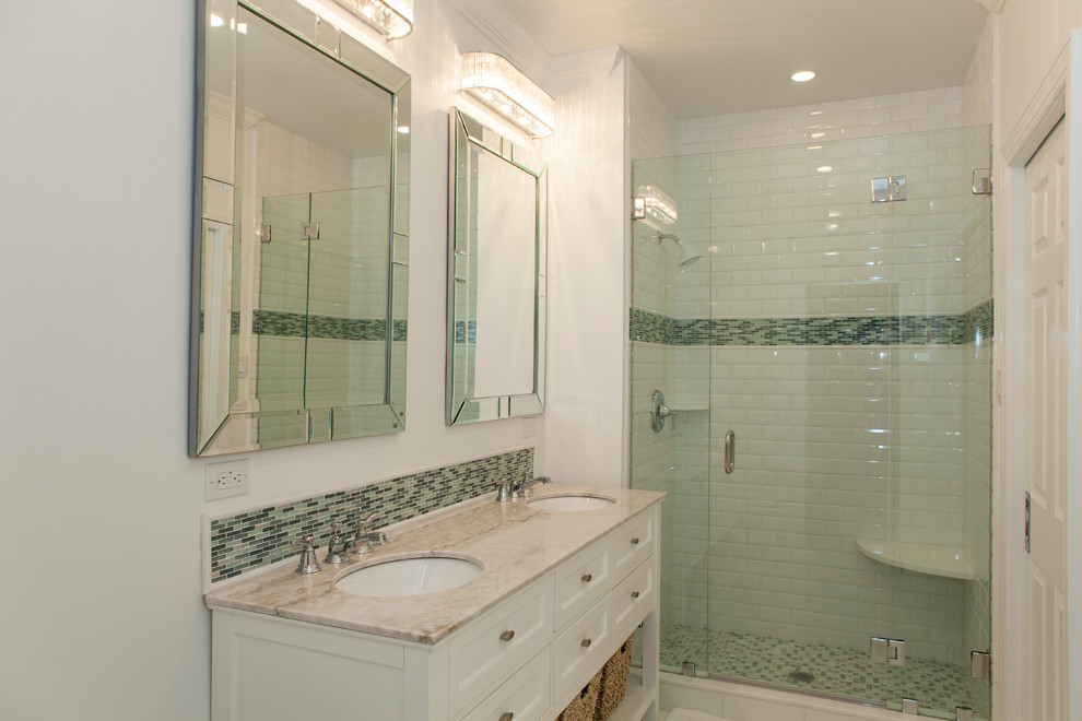 На фото: ванная комната среднего размера в классическом стиле с фасадами островного типа, белыми фасадами, белой плиткой, удлиненной плиткой, душевой кабиной, врезной раковиной, душем в нише и белыми стенами