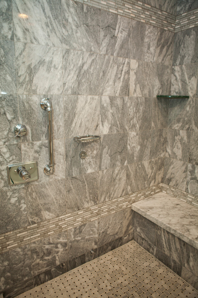 Imagen de cuarto de baño principal clásico grande con lavabo bajoencimera, encimera de mármol, bañera exenta, ducha empotrada, baldosas y/o azulejos grises, baldosas y/o azulejos de cerámica y paredes grises