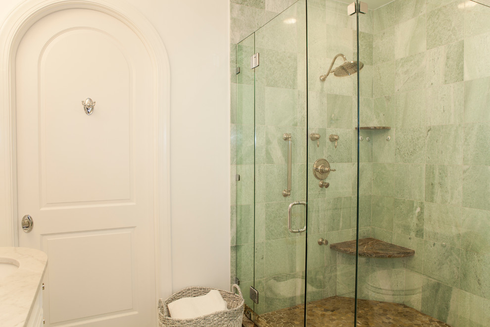 Imagen de cuarto de baño clásico de tamaño medio