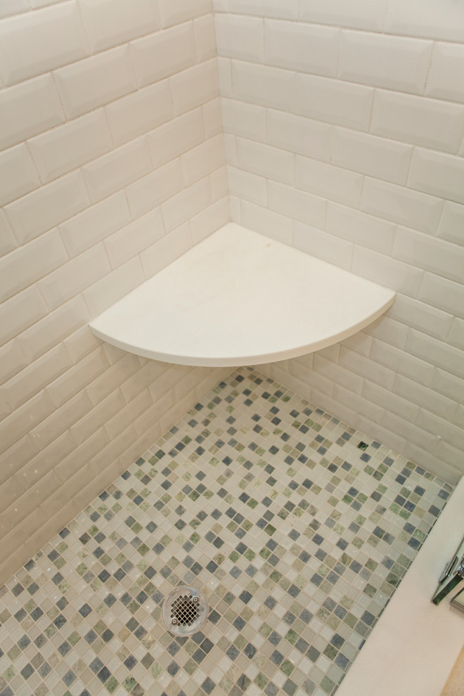 Bild på ett mellanstort vintage badrum med dusch, med en dusch i en alkov, flerfärgad kakel och vita väggar