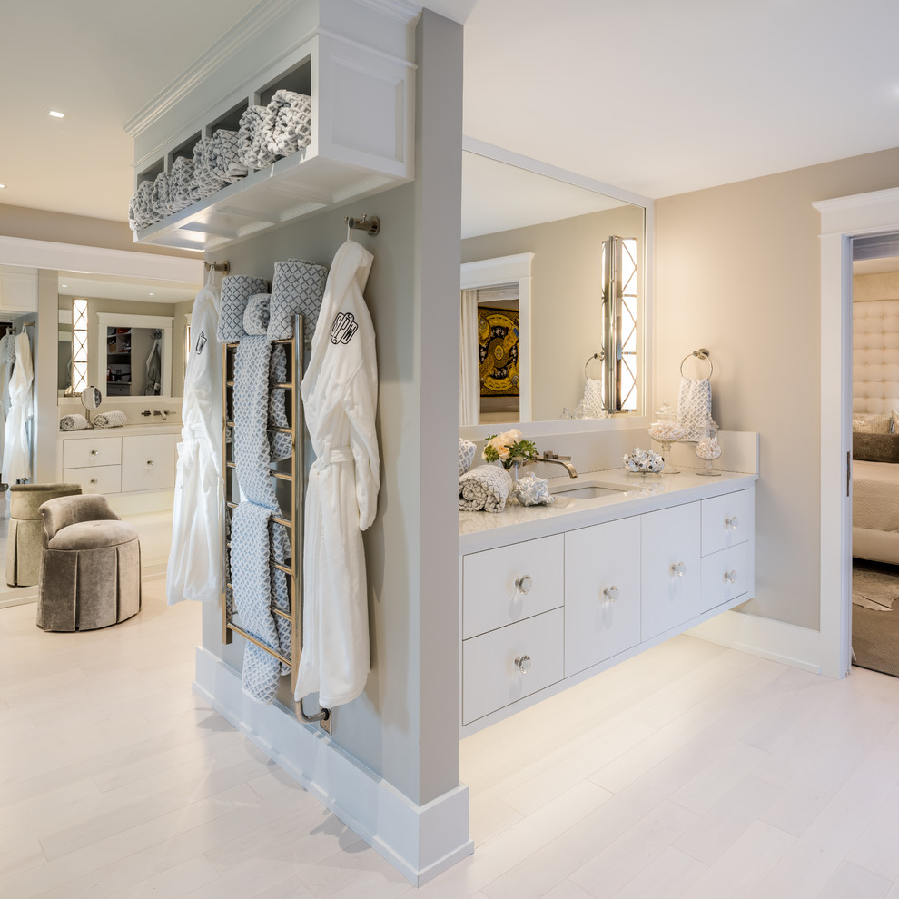 Esempio di una stanza da bagno classica con ante lisce, ante bianche, pareti beige, lavabo sottopiano e pavimento beige
