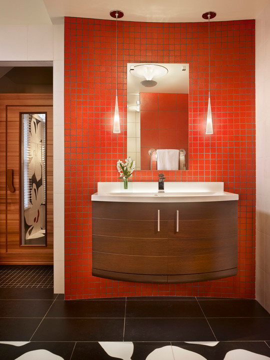 Inspiration för ett mellanstort funkis en-suite badrum, med släta luckor, röda skåp, en kantlös dusch, en vägghängd toalettstol, svart kakel, porslinskakel, vita väggar, klinkergolv i porslin, ett konsol handfat och granitbänkskiva