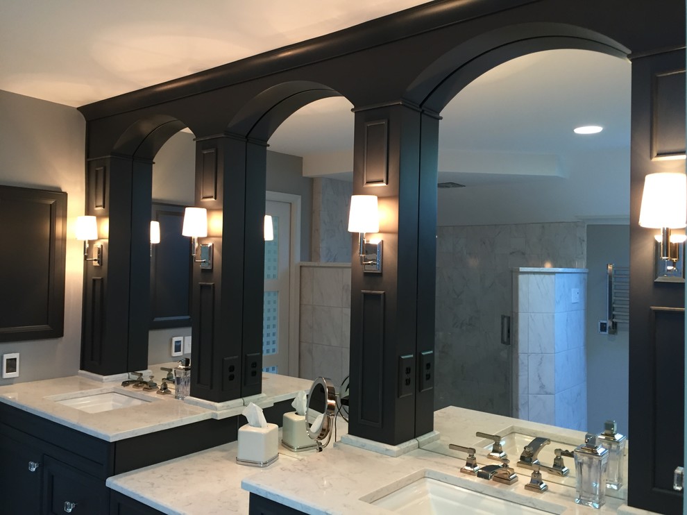 Klassisk inredning av ett stort en-suite badrum, med luckor med infälld panel, blå skåp, ett fristående badkar, en hörndusch, porslinskakel, grå väggar, klinkergolv i porslin, ett undermonterad handfat och bänkskiva i kvarts