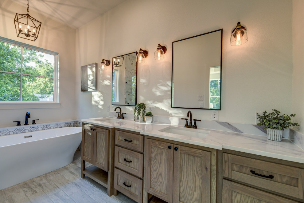 Foto de cuarto de baño doble y a medida campestre con armarios estilo shaker, puertas de armario con efecto envejecido, paredes blancas, lavabo bajoencimera, encimera de granito y encimeras blancas