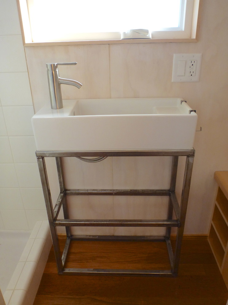 Idéer för små funkis badrum med dusch, med släta luckor, skåp i ljust trä, en dusch i en alkov, vit kakel, keramikplattor, vita väggar, mellanmörkt trägolv och ett integrerad handfat