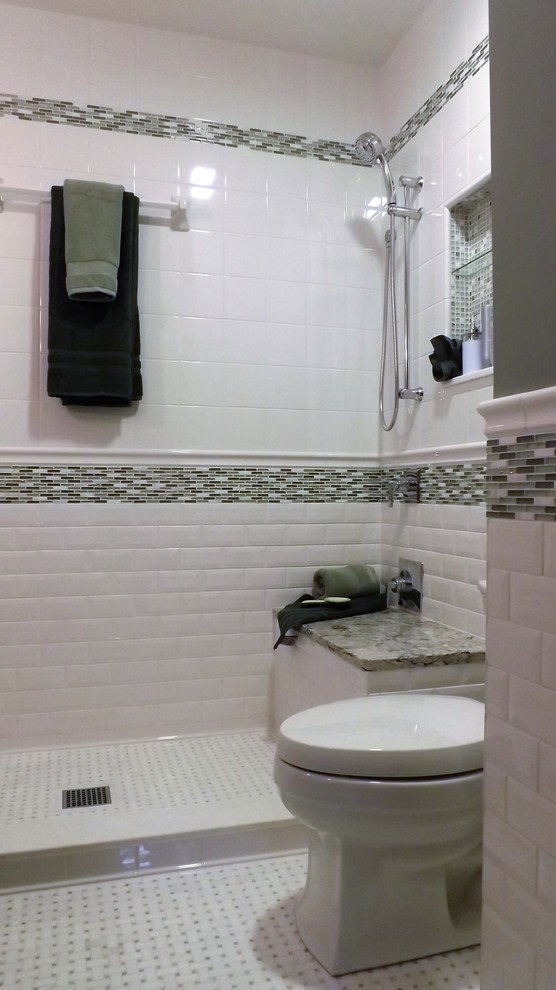 Inredning av ett klassiskt mellanstort badrum, med grå skåp, en dubbeldusch, en toalettstol med hel cisternkåpa, vit kakel, keramikplattor, gröna väggar, marmorgolv, ett undermonterad handfat, skåp i shakerstil, bänkskiva i kvarts, vitt golv och dusch med skjutdörr