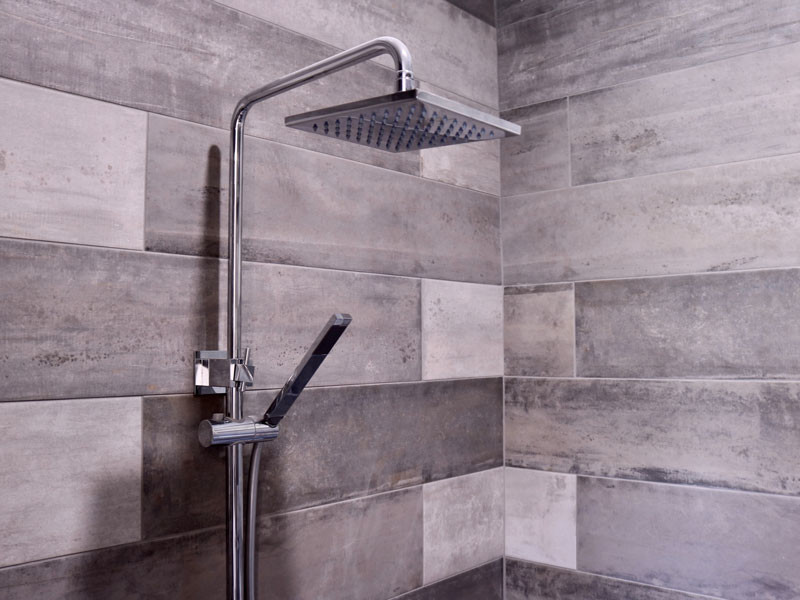 Exempel på ett mellanstort modernt en-suite badrum, med en dusch i en alkov, svart och vit kakel, porslinskakel, klinkergolv i porslin, grått golv och med dusch som är öppen