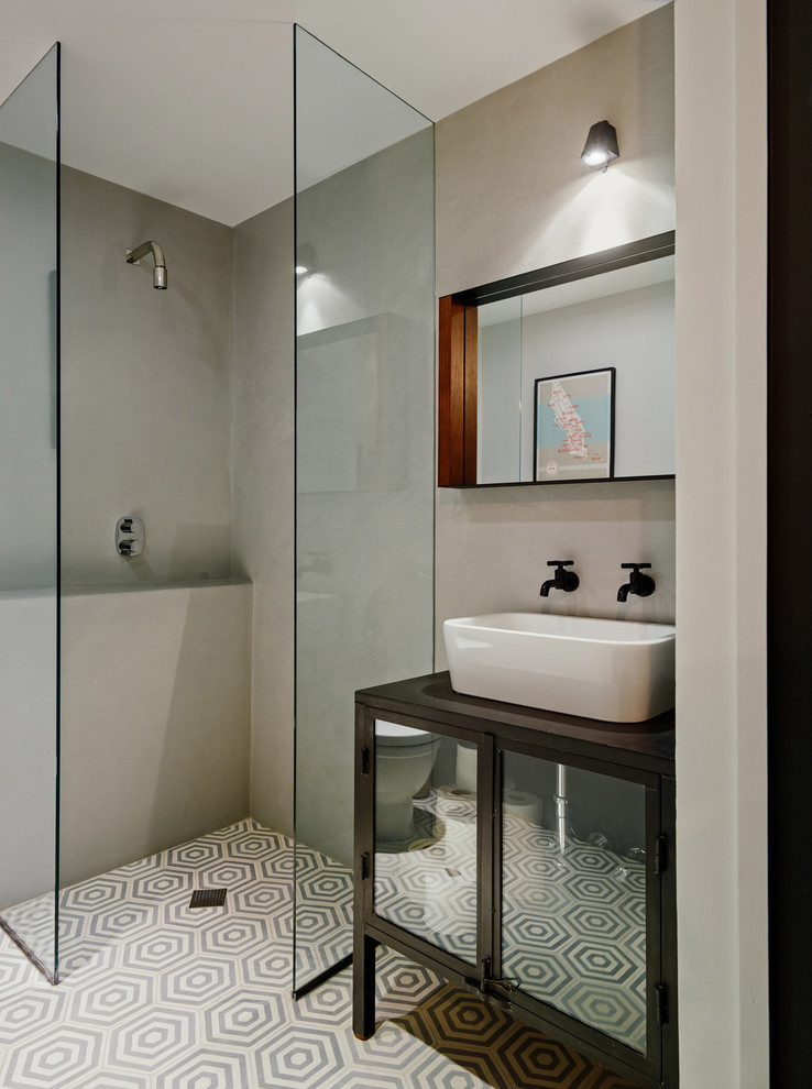 Kleines Modernes Duschbad mit Aufsatzwaschbecken, Glasfronten, grauen Fliesen, Zementfliesen, grauer Wandfarbe, Betonboden, bodengleicher Dusche, Waschtisch aus Holz und brauner Waschtischplatte in New York