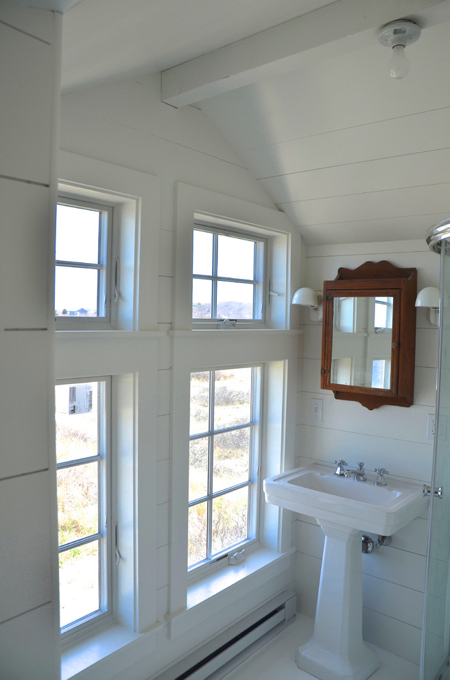 Inspiration för ett litet rustikt badrum med dusch, med vita skåp, en hörndusch, en toalettstol med separat cisternkåpa, vit kakel, keramikplattor, vita väggar, målat trägolv och ett piedestal handfat
