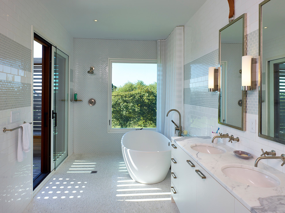 Пример оригинального дизайна: главная ванная комната в современном стиле с плоскими фасадами, белыми фасадами, отдельно стоящей ванной, открытым душем, разноцветной плиткой, плиткой кабанчик, белыми стенами, врезной раковиной и мраморной столешницей