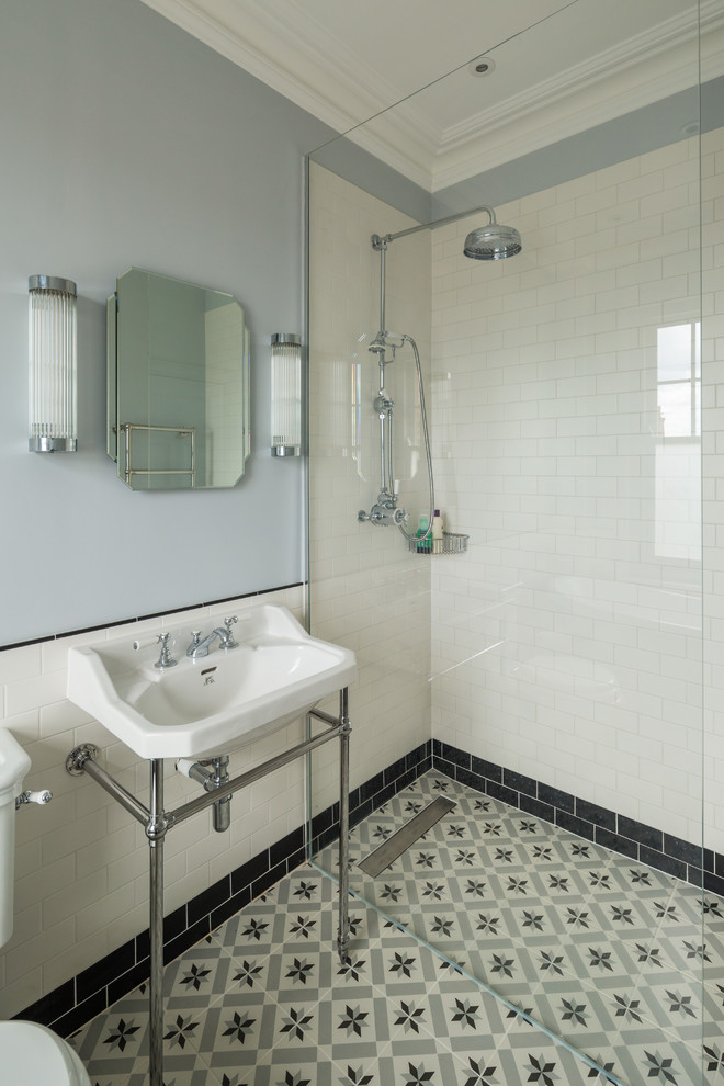 Idee per una stanza da bagno con doccia vittoriana con doccia a filo pavimento, pareti blu, lavabo sospeso e doccia aperta