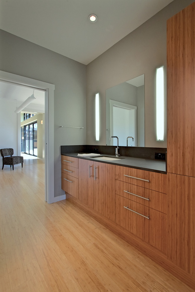 Großes Modernes Badezimmer En Suite mit Unterbauwaschbecken, flächenbündigen Schrankfronten, hellbraunen Holzschränken, grüner Wandfarbe und Bambusparkett in San Francisco