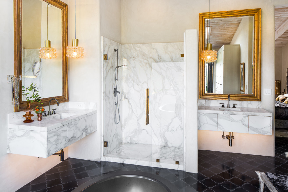 Свежая идея для дизайна: большая главная ванная комната в современном стиле с плоскими фасадами, серыми фасадами, отдельно стоящей ванной, душем в нише, бежевыми стенами, врезной раковиной, черным полом, душем с распашными дверями, разноцветной столешницей, тумбой под две раковины и подвесной тумбой - отличное фото интерьера