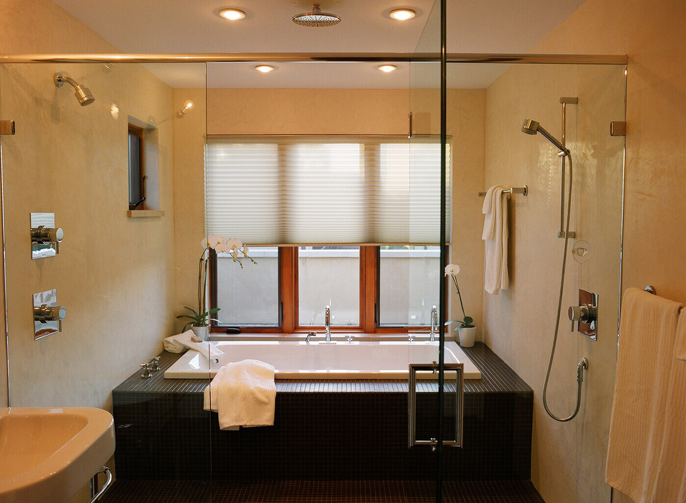Cette image montre une salle de bain principale design de taille moyenne avec une baignoire posée, un lavabo de ferme, une douche double, WC séparés, un carrelage marron, un carrelage en pâte de verre, un mur beige et un sol en carrelage de terre cuite.