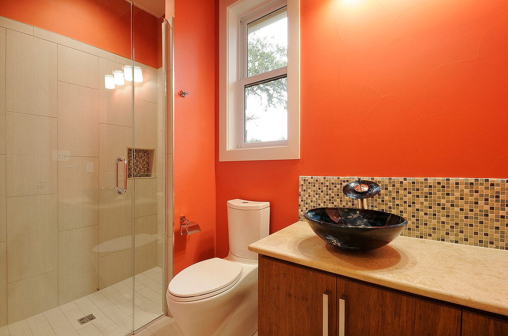 オースティンにあるラグジュアリーな巨大なコンテンポラリースタイルのおしゃれなバスルーム (浴槽なし) (オーバーカウンターシンク、フラットパネル扉のキャビネット、淡色木目調キャビネット、クオーツストーンの洗面台、ドロップイン型浴槽、アルコーブ型シャワー、一体型トイレ	、ベージュのタイル、セメントタイル、オレンジの壁、淡色無垢フローリング) の写真