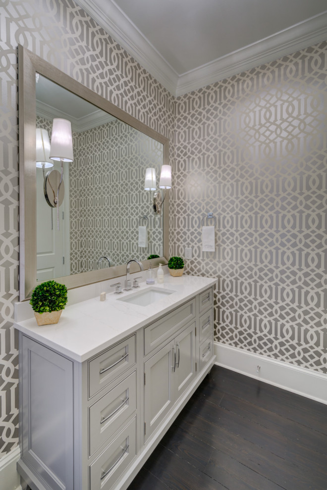 Exempel på ett stort klassiskt vit vitt badrum, med luckor med profilerade fronter, grå skåp, en toalettstol med separat cisternkåpa, mörkt trägolv, ett undermonterad handfat, bänkskiva i kvarts och svart golv