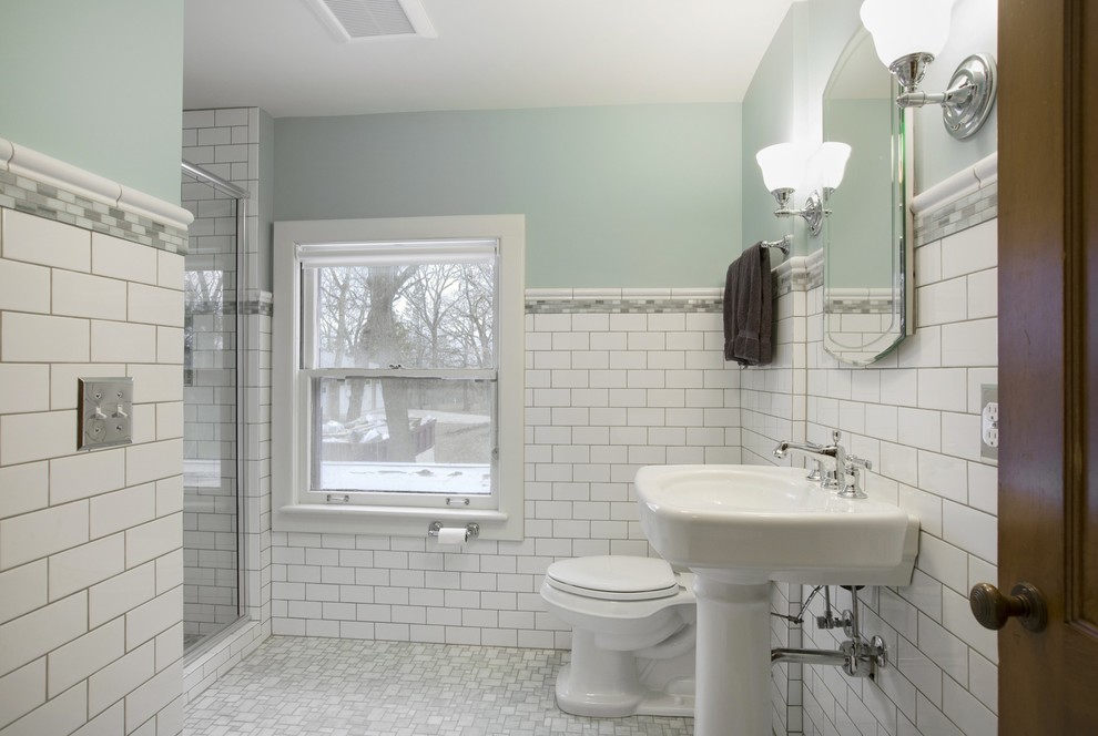 Großes Klassisches Duschbad mit Kassettenfronten, Eckdusche, Toilette mit Aufsatzspülkasten, weißen Fliesen, Keramikfliesen, blauer Wandfarbe, Keramikboden und Sockelwaschbecken in Minneapolis