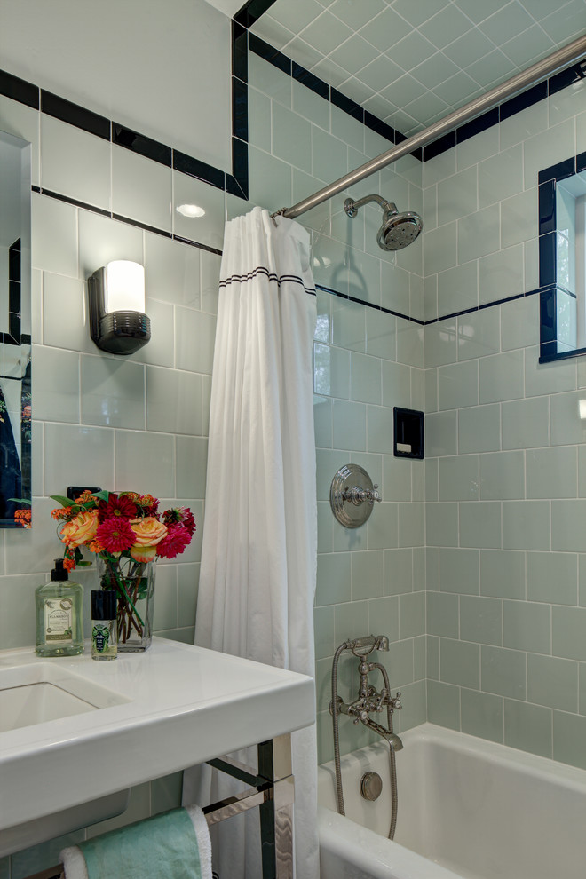 Ejemplo de cuarto de baño de estilo americano pequeño con bañera empotrada y ducha con cortina