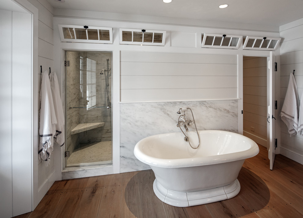 Idéer för att renovera ett vintage badrum, med ett fristående badkar och en hörndusch