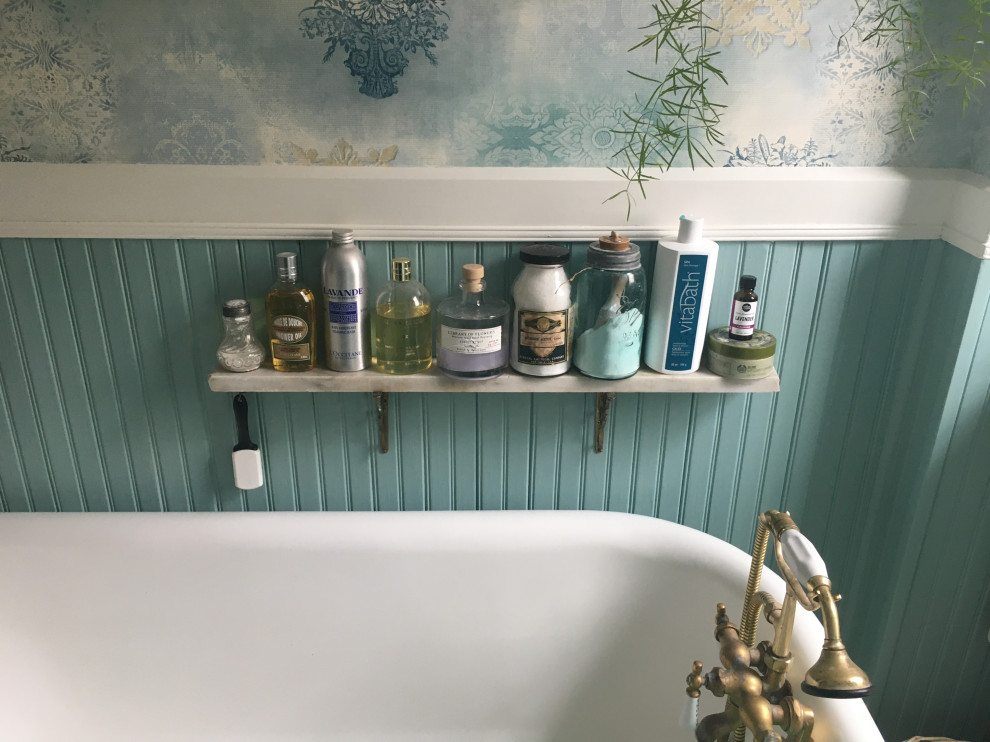 Idéer för att renovera ett litet vintage vit vitt badrum med dusch, med skåp i shakerstil, vita skåp, ett badkar med tassar, en kantlös dusch, gröna väggar, klinkergolv i porslin, ett undermonterad handfat, marmorbänkskiva och vitt golv