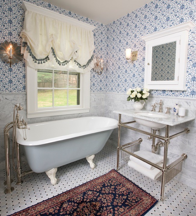 Klassisches Badezimmer mit offenen Schränken, Löwenfuß-Badewanne, blauer Wandfarbe, Unterbauwaschbecken und Marmor-Waschbecken/Waschtisch in Sonstige