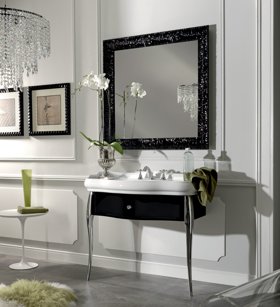 Foto di una stanza da bagno classica di medie dimensioni con consolle stile comò, ante nere, vasca freestanding, pareti bianche e lavabo sottopiano