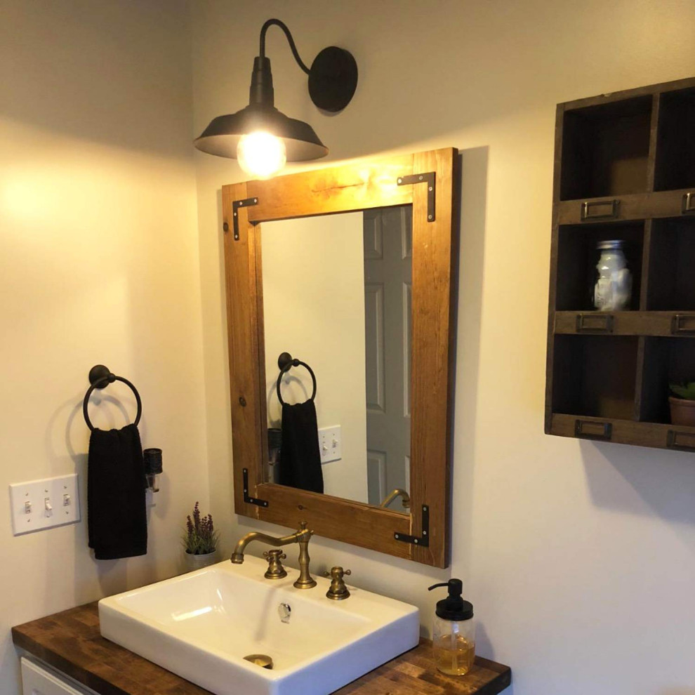 Exempel på ett litet klassiskt brun brunt badrum med dusch, med släta luckor, vita skåp, en hörndusch, en toalettstol med hel cisternkåpa, vit kakel, cementkakel, vita väggar, plywoodgolv, ett integrerad handfat, bänkskiva i betong, brunt golv och dusch med duschdraperi