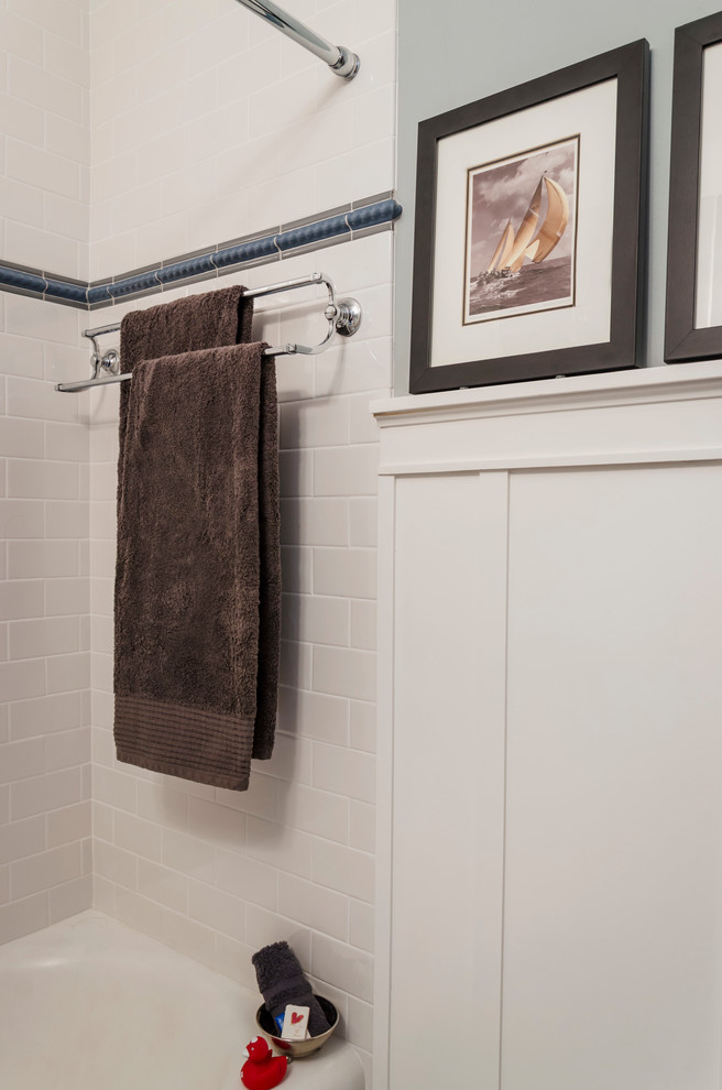 Exemple d'une petite douche en alcôve industrielle avec une baignoire en alcôve, WC à poser, un carrelage blanc, un carrelage métro, un mur gris, un sol en carrelage de céramique et un plan vasque.