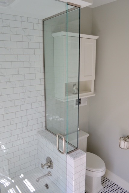 Exempel på ett mellanstort klassiskt en-suite badrum, med skåp i shakerstil, vita skåp, ett hörnbadkar, en hörndusch, vit kakel, tunnelbanekakel, vita väggar, klinkergolv i keramik, ett piedestal handfat, bänkskiva i kvartsit och en toalettstol med hel cisternkåpa
