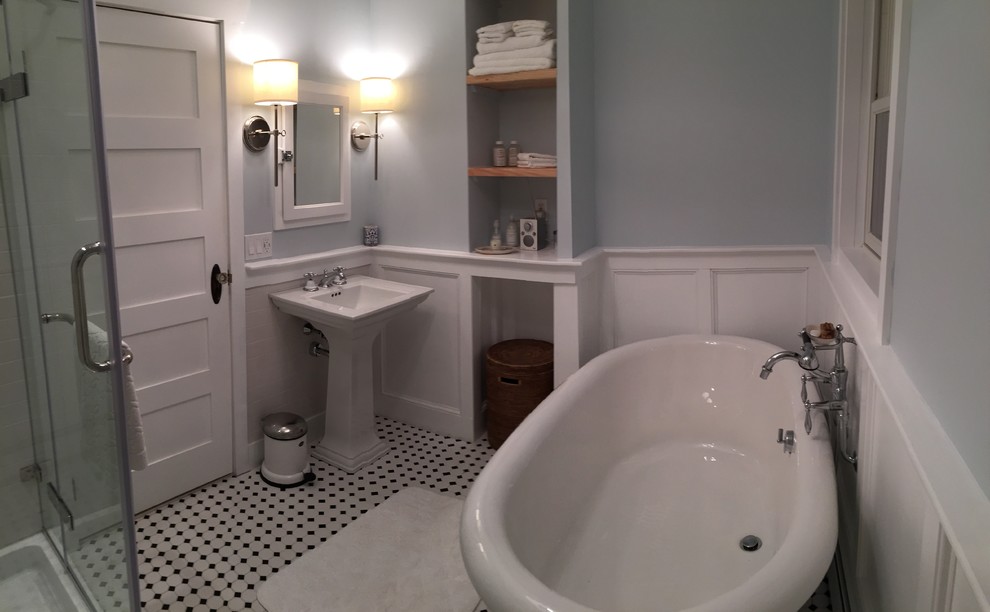 Exempel på ett mellanstort klassiskt en-suite badrum, med ett fristående badkar, en hörndusch, en toalettstol med separat cisternkåpa, svart och vit kakel, keramikplattor, gröna väggar, klinkergolv i keramik och ett piedestal handfat