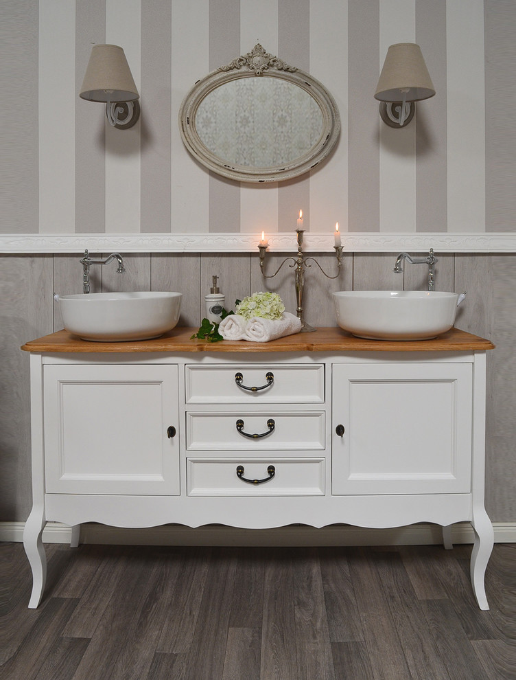 Cette photo montre une grande salle de bain principale romantique avec un placard en trompe-l'oeil, des portes de placard blanches, un plan vasque, un plan de toilette en bois et un plan de toilette marron.
