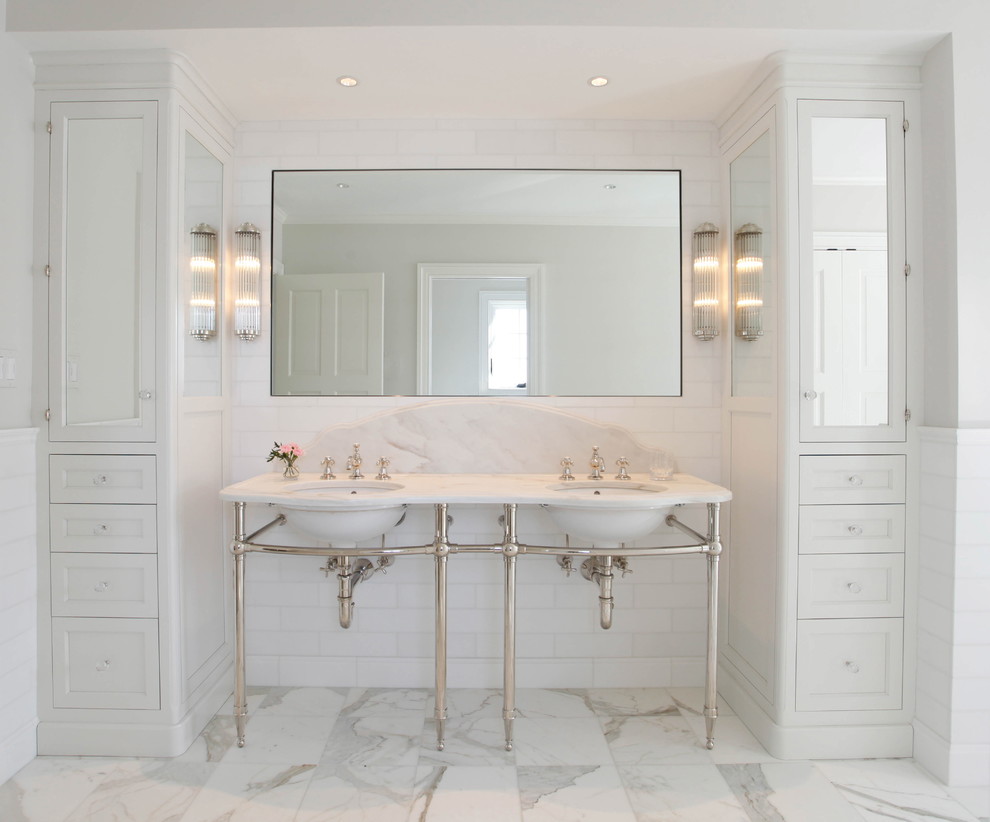 Свежая идея для дизайна: большая главная ванная комната в классическом стиле с белыми фасадами, белой плиткой, мраморной плиткой, мраморным полом, мраморной столешницей, белым полом, белой столешницей, фасадами с утопленной филенкой, серыми стенами и врезной раковиной - отличное фото интерьера