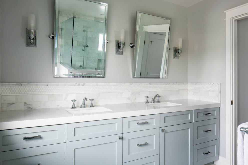Esempio di una grande stanza da bagno stile americano con ante in stile shaker, vasca ad alcova, piastrelle bianche, pareti grigie e lavabo da incasso