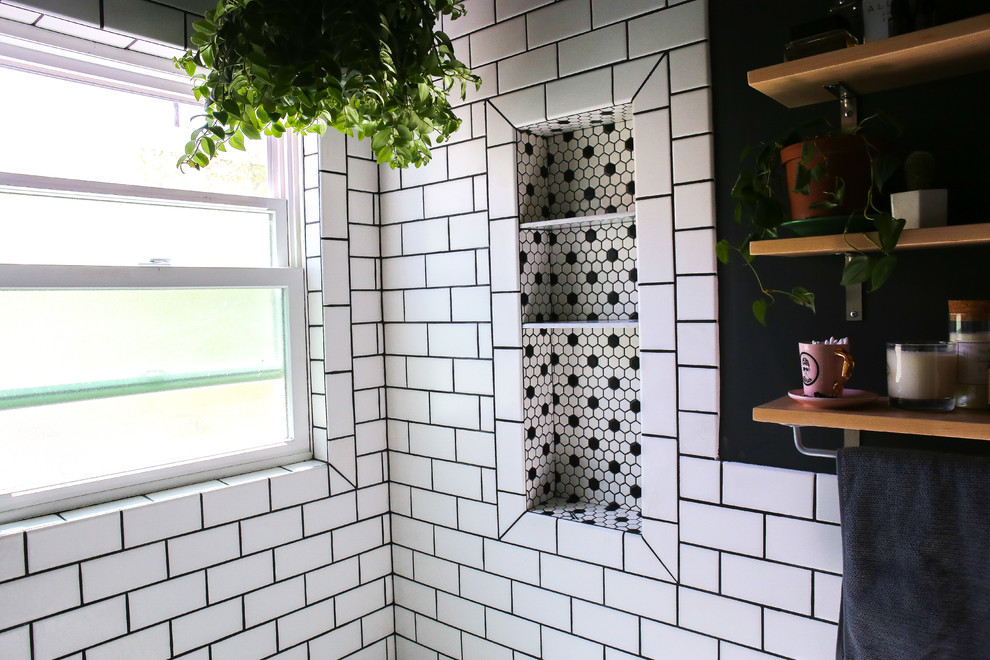 На фото: маленькая главная ванная комната в классическом стиле с ванной в нише, раздельным унитазом, черно-белой плиткой, керамической плиткой, черными стенами, полом из керамической плитки, раковиной с пьедесталом и белым полом для на участке и в саду с