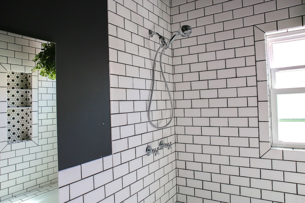 Exemple d'une petite salle de bain principale chic avec une baignoire en alcôve, WC séparés, un carrelage noir et blanc, des carreaux de céramique, un mur noir, un sol en carrelage de céramique, un lavabo de ferme et un sol blanc.