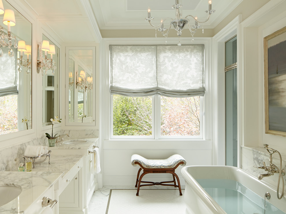Источник вдохновения для домашнего уюта: большая главная ванная комната в классическом стиле с фасадами с утопленной филенкой, белыми фасадами, отдельно стоящей ванной, бежевыми стенами, полом из мозаичной плитки, врезной раковиной, белым полом, белой столешницей, душем в нише, мраморной столешницей и душем с распашными дверями