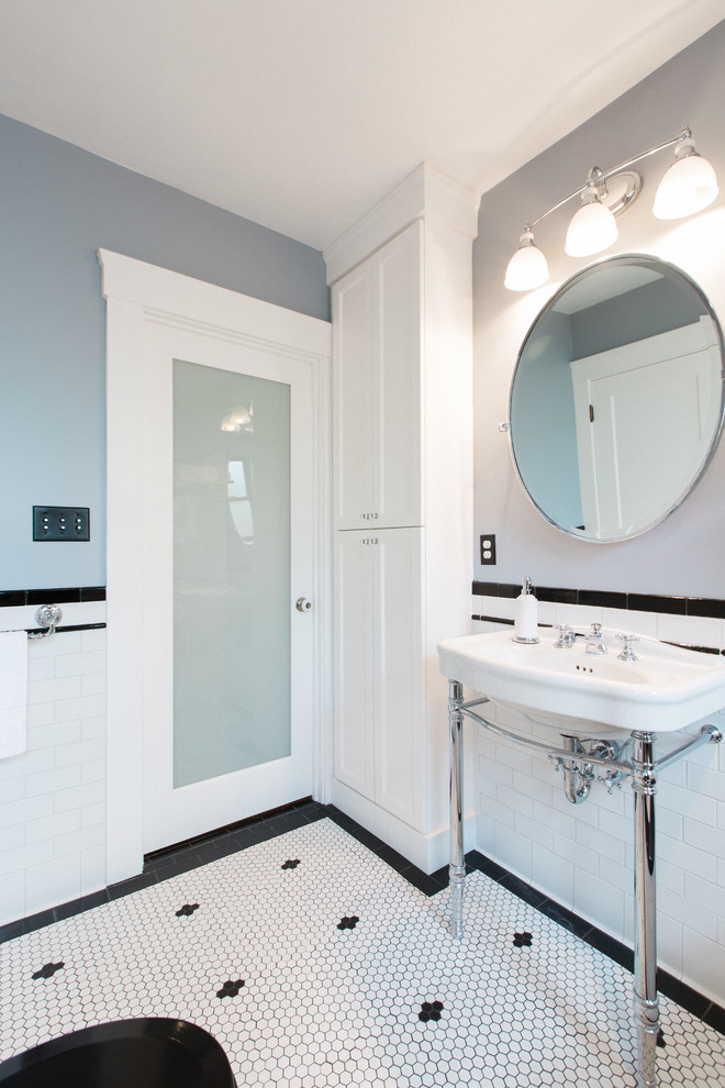 Rustikales Badezimmer mit Unterbauwanne, Duschbadewanne, schwarz-weißen Fliesen, Zementfliesen, Keramikboden und Sockelwaschbecken in San Francisco