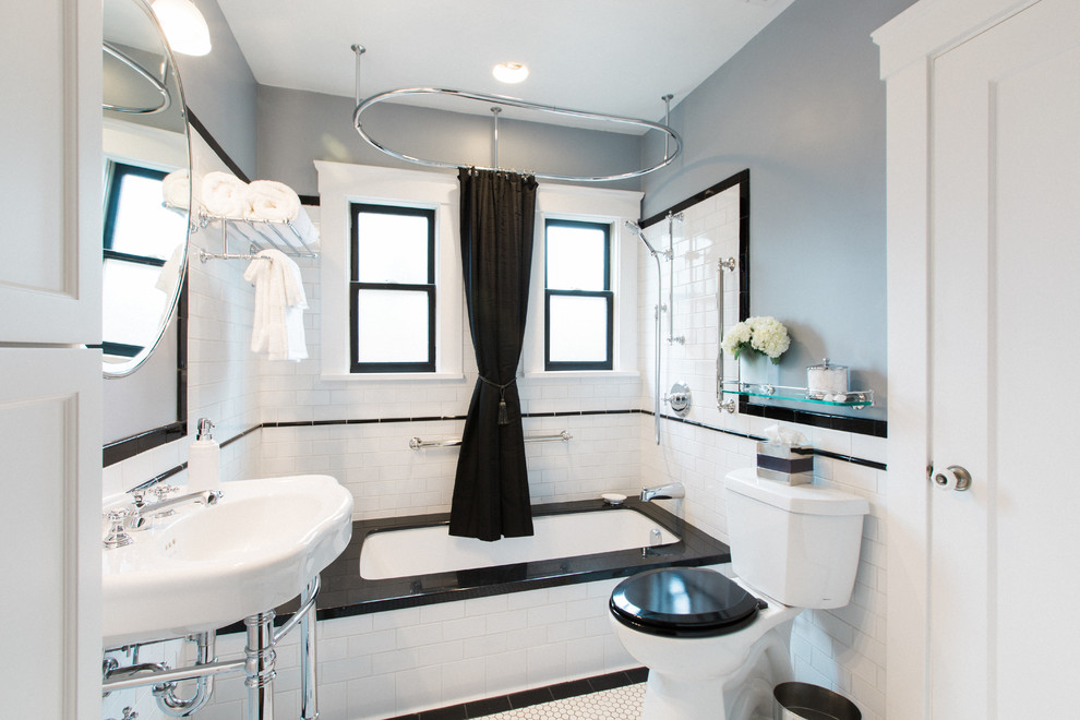 Esempio di una stanza da bagno stile americano con vasca sottopiano, vasca/doccia, pistrelle in bianco e nero, piastrelle di cemento, pavimento con piastrelle in ceramica e lavabo a colonna