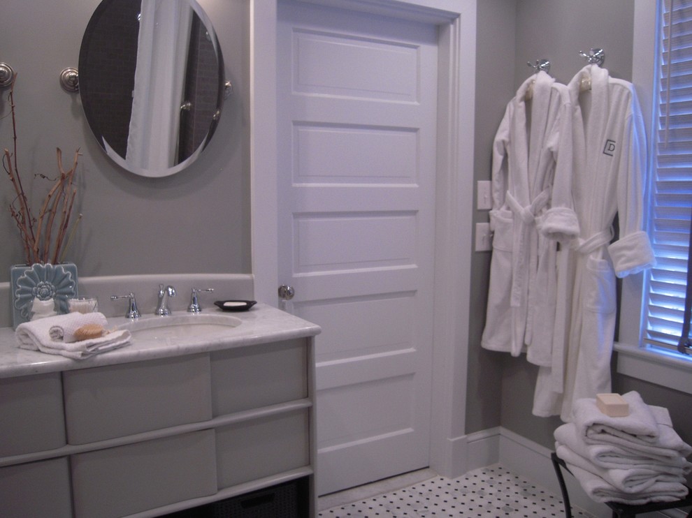 Inspiration för ett litet vintage en-suite badrum, med ett undermonterad handfat, möbel-liknande, grå skåp, marmorbänkskiva, ett platsbyggt badkar, en dusch/badkar-kombination, en toalettstol med separat cisternkåpa, grå väggar och marmorgolv