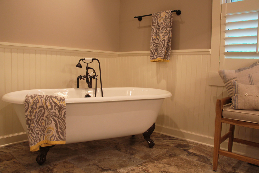 Inspiration for a cottage bathroom remodel in Milwaukee