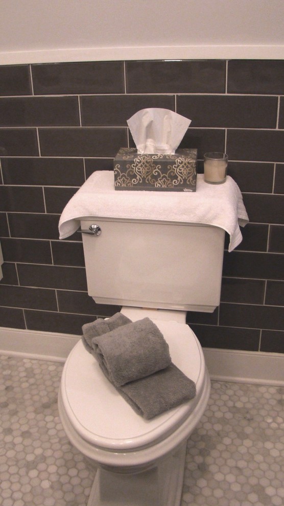 Inspiration för mellanstora lantliga vitt en-suite badrum, med vita skåp, ett badkar med tassar, en dusch/badkar-kombination, marmorgolv, ett nedsänkt handfat, marmorbänkskiva, vitt golv, dusch med duschdraperi, skåp i shakerstil, en toalettstol med separat cisternkåpa, vit kakel, tunnelbanekakel och grå väggar