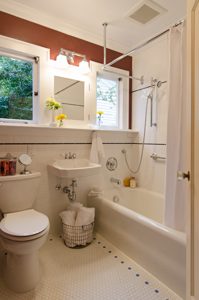 Cette photo montre une petite salle de bain craftsman avec une baignoire en alcôve, un carrelage blanc, des carreaux de céramique, un sol en carrelage de céramique, un lavabo suspendu et une cabine de douche avec un rideau.
