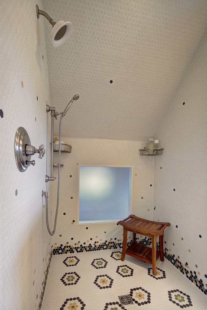 Aménagement d'une salle de bain craftsman en bois brun de taille moyenne avec un placard en trompe-l'oeil, WC séparés, un carrelage blanc, un mur blanc, un sol en carrelage de porcelaine, un lavabo encastré, un plan de toilette en granite, un sol multicolore, une cabine de douche à porte battante et un plan de toilette gris.