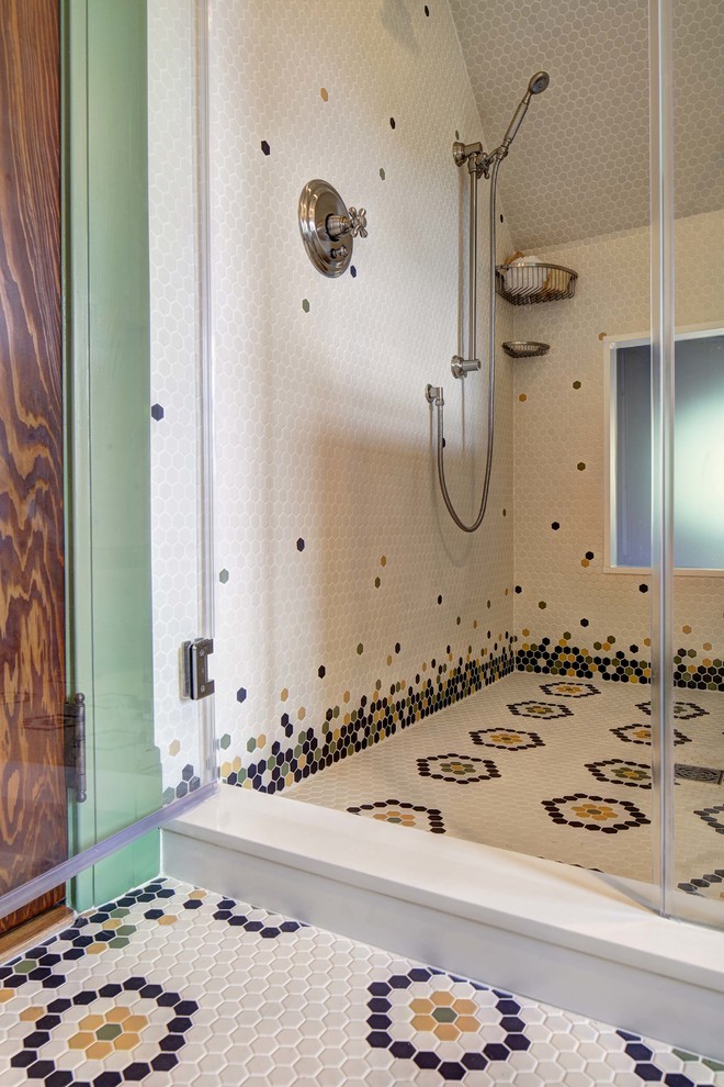 Idéer för att renovera ett mellanstort amerikanskt grå grått badrum, med möbel-liknande, skåp i mellenmörkt trä, en toalettstol med separat cisternkåpa, vit kakel, vita väggar, klinkergolv i porslin, ett undermonterad handfat, granitbänkskiva, flerfärgat golv och dusch med gångjärnsdörr