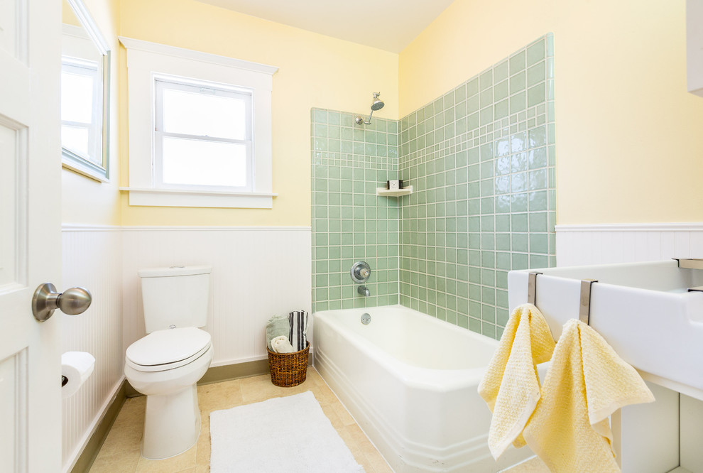 Idéer för ett amerikanskt badrum, med gula väggar