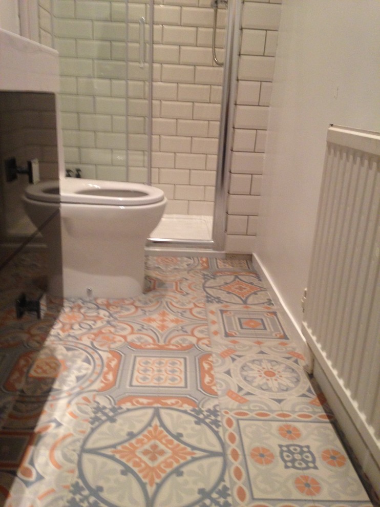 Esempio di una piccola stanza da bagno con doccia design con doccia a filo pavimento, WC monopezzo, piastrelle bianche, pareti bianche, pavimento in vinile e piastrelle in ceramica