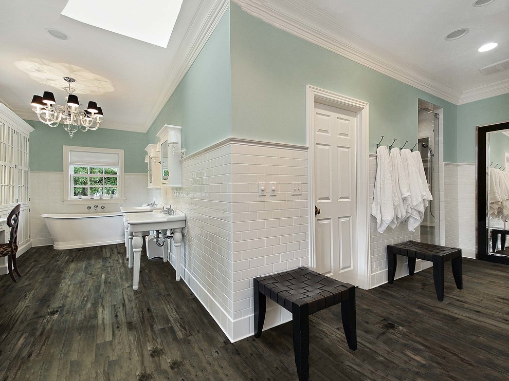 Стильный дизайн: большая главная ванная комната в современном стиле с полом из керамогранита, отдельно стоящей ванной, белой плиткой, керамогранитной плиткой, белыми стенами и консольной раковиной - последний тренд