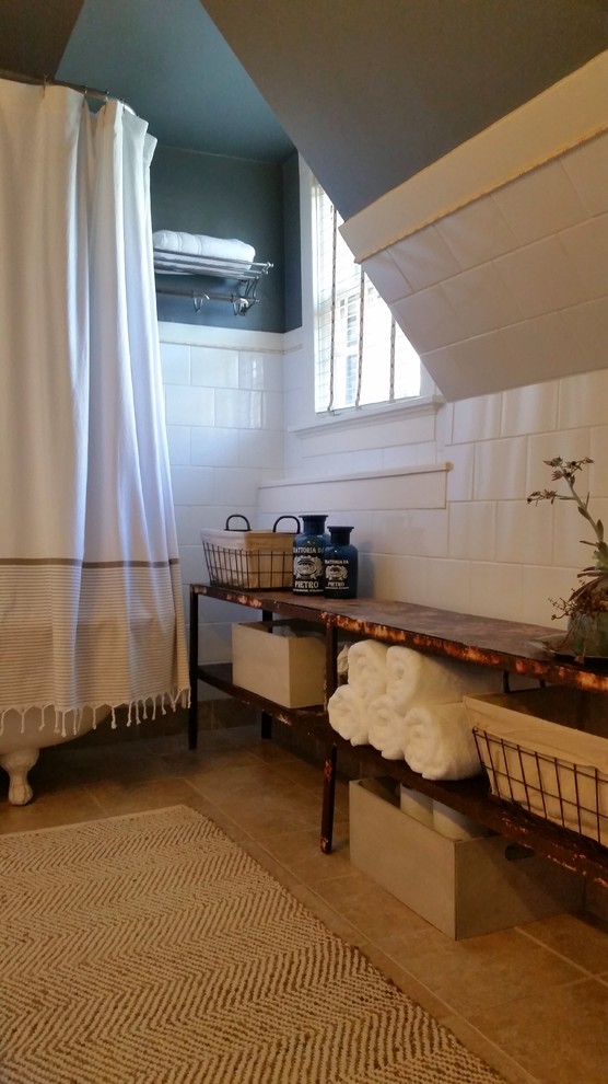 Cette image montre une salle de bain bohème avec une baignoire sur pieds, un carrelage blanc, des carreaux de céramique, un mur gris et un sol en carrelage de porcelaine.