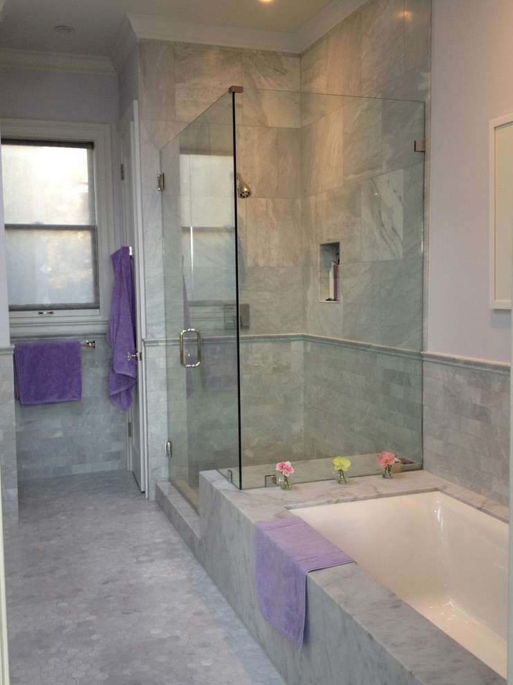 Esempio di una stanza da bagno design con vasca sottopiano, doccia ad angolo e pavimento in marmo