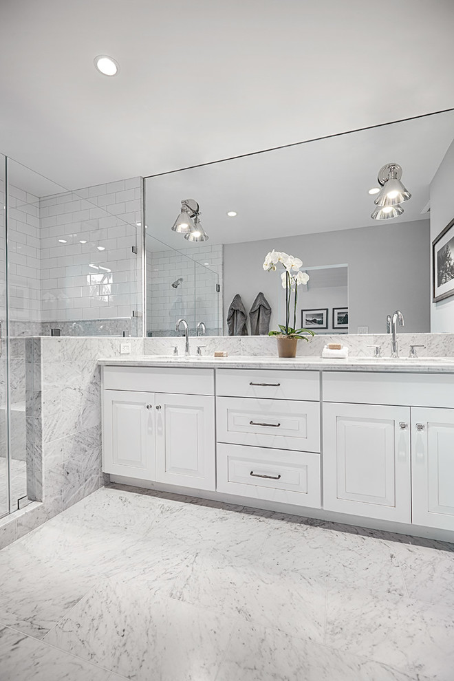 Landhausstil Badezimmer En Suite mit Marmor-Waschbecken/Waschtisch, grauer Wandfarbe und Marmorboden in San Francisco